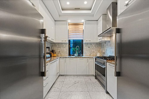 558 Glenross Road, West Vancouver, BC - Indoor Photo Showing Kitchen With Upgraded Kitchen