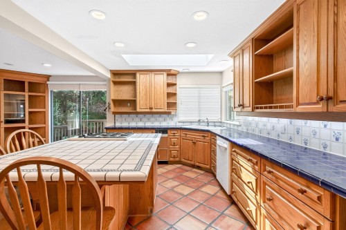 5600 Grousewoods Place, North Vancouver, BC - Indoor Photo Showing Kitchen
