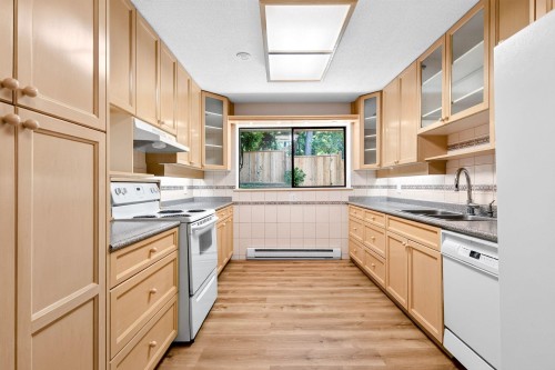 5600 Grousewoods Place, North Vancouver, BC - Indoor Photo Showing Kitchen With Double Sink