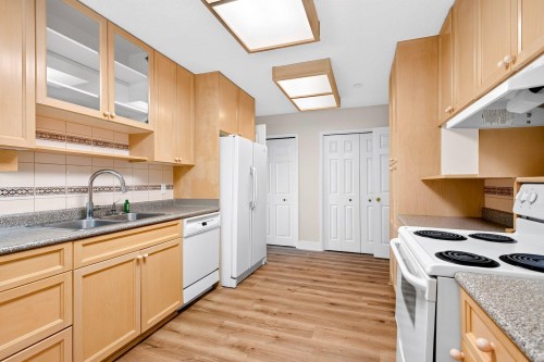 5600 Grousewoods Place, North Vancouver, BC - Indoor Photo Showing Kitchen With Double Sink