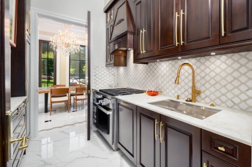 8483 Wiltshire Street, Vancouver, BC - Indoor Photo Showing Kitchen With Upgraded Kitchen