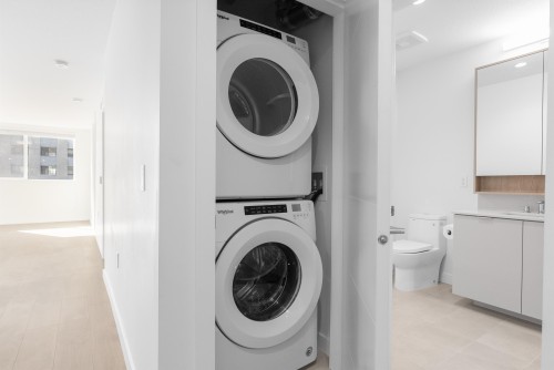 202-108 8Th Street E, North Vancouver, BC - Indoor Photo Showing Laundry Room