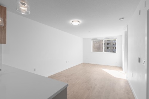 202-108 8Th Street E, North Vancouver, BC - Indoor Photo Showing Other Room
