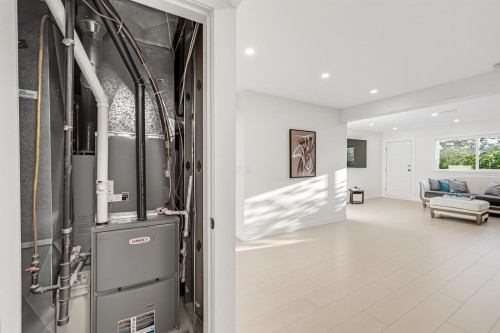 212 Balmoral Road W, North Vancouver, BC - Indoor Photo Showing Basement