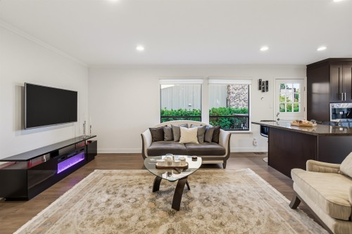 212 Balmoral Road W, North Vancouver, BC - Indoor Photo Showing Living Room