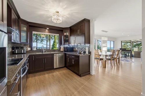 212 Balmoral Road W, North Vancouver, BC - Indoor Photo Showing Kitchen