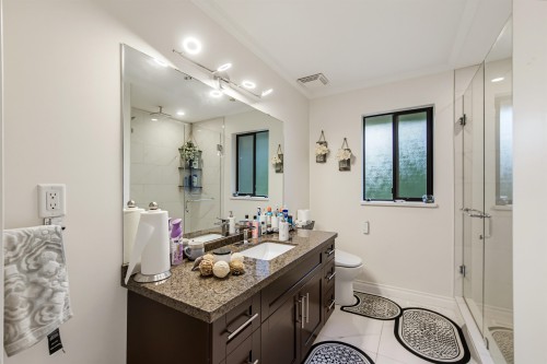 212 Balmoral Road W, North Vancouver, BC - Indoor Photo Showing Bathroom