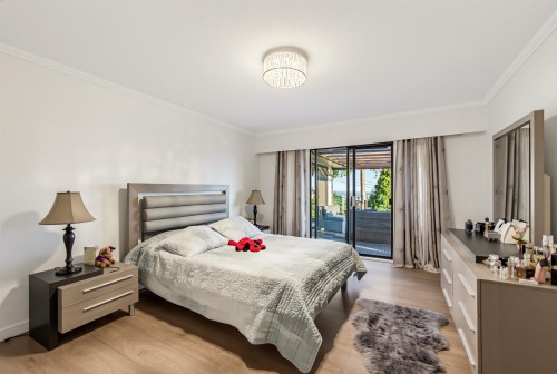 212 Balmoral Road W, North Vancouver, BC - Indoor Photo Showing Bedroom