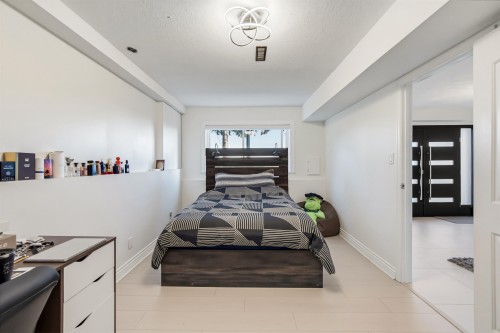 212 Balmoral Road W, North Vancouver, BC - Indoor Photo Showing Bedroom