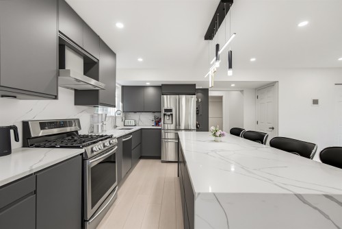 212 Balmoral Road W, North Vancouver, BC - Indoor Photo Showing Kitchen With Upgraded Kitchen