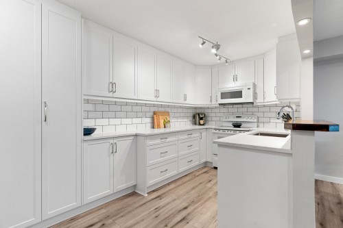 A102-4811 53 Street, Delta, BC - Indoor Photo Showing Kitchen