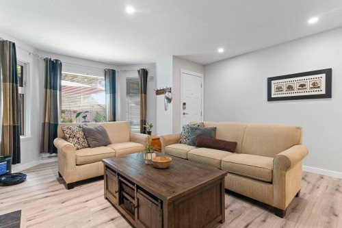 A102-4811 53 Street, Delta, BC - Indoor Photo Showing Living Room