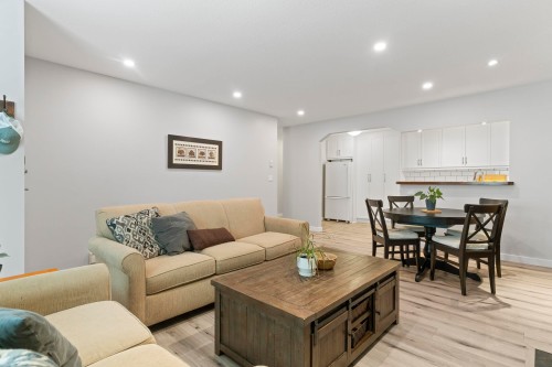 A102-4811 53 Street, Delta, BC - Indoor Photo Showing Living Room