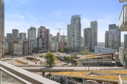 1202-1455 Howe, Vancouver, BC - Outdoor