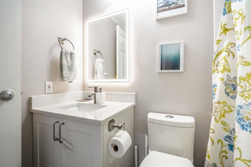 P02-223 Mountain Highway, North Vancouver, BC - Indoor Photo Showing Bathroom