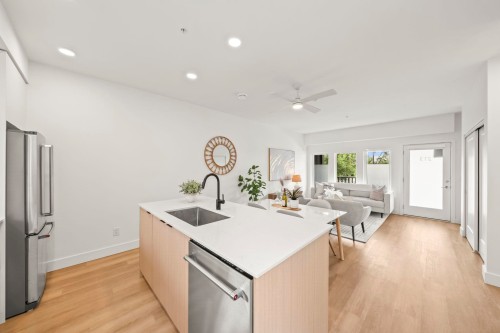 213-1306 Laval Square, Coquitlam, BC - Indoor Photo Showing Kitchen