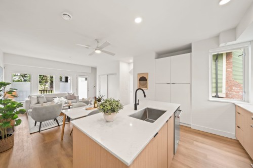 213-1306 Laval Square, Coquitlam, BC - Indoor Photo Showing Kitchen