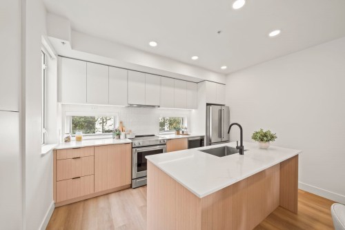 213-1306 Laval Square, Coquitlam, BC - Indoor Photo Showing Kitchen With Upgraded Kitchen