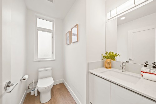 213-1306 Laval Square, Coquitlam, BC - Indoor Photo Showing Bathroom
