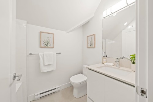 213-1306 Laval Square, Coquitlam, BC - Indoor Photo Showing Bathroom
