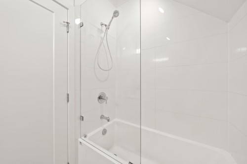 213-1306 Laval Square, Coquitlam, BC - Indoor Photo Showing Bathroom