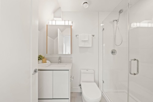 213-1306 Laval Square, Coquitlam, BC - Indoor Photo Showing Bathroom