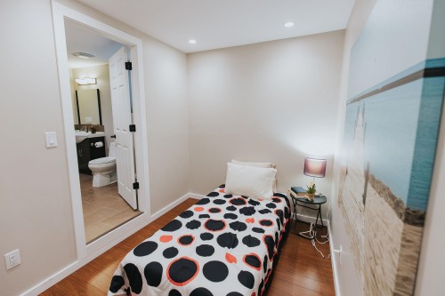 164 Sycamore Drive, Port Moody, BC - Indoor Photo Showing Bedroom