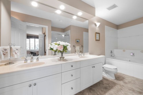 340-3098 Guildford Way, Coquitlam, BC - Indoor Photo Showing Bathroom