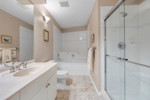340-3098 Guildford Way, Coquitlam, BC - Indoor Photo Showing Bathroom