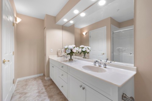 340-3098 Guildford Way, Coquitlam, BC - Indoor Photo Showing Bathroom