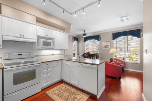340-3098 Guildford Way, Coquitlam, BC - Indoor Photo Showing Kitchen