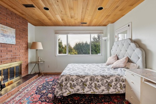 556 Ballantree Road, West Vancouver, BC - Indoor Photo Showing Bedroom With Fireplace