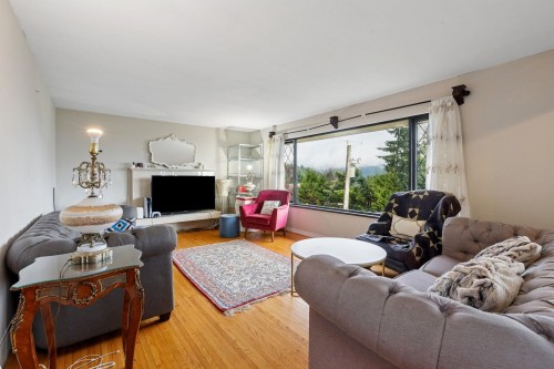 556 Ballantree Road, West Vancouver, BC - Indoor Photo Showing Living Room