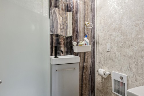 556 Ballantree Road, West Vancouver, BC - Indoor Photo Showing Bathroom