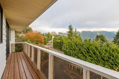 556 Ballantree Road, West Vancouver, BC - Outdoor With Exterior