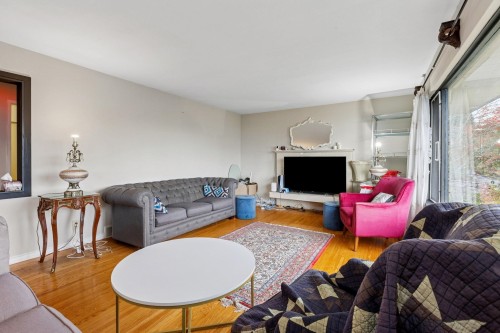 556 Ballantree Road, West Vancouver, BC - Indoor Photo Showing Living Room