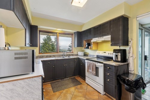 556 Ballantree Road, West Vancouver, BC - Indoor Photo Showing Kitchen With Double Sink