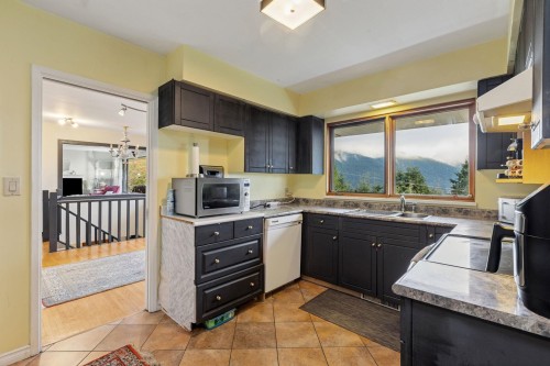 556 Ballantree Road, West Vancouver, BC - Indoor Photo Showing Kitchen With Double Sink