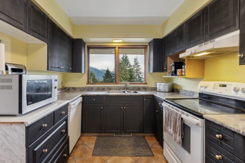 556 Ballantree Road, West Vancouver, BC - Indoor Photo Showing Kitchen With Double Sink