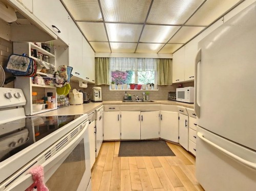 435 E Osborne Road, North Vancouver, BC - Indoor Photo Showing Kitchen