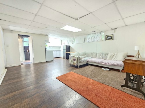 435 E Osborne Road, North Vancouver, BC - Indoor Photo Showing Living Room