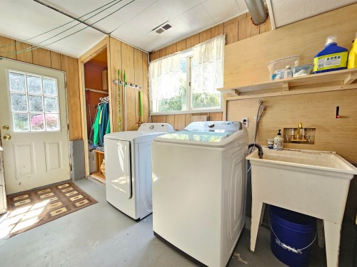 435 E Osborne Road, North Vancouver, BC - Indoor Photo Showing Laundry Room