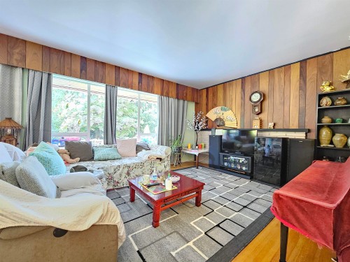 435 E Osborne Road, North Vancouver, BC - Indoor Photo Showing Living Room
