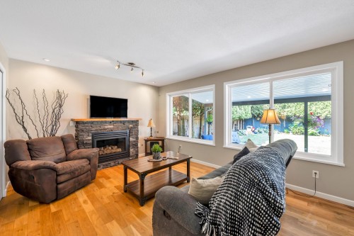 22765 126B Avenue, Maple Ridge, BC - Indoor Photo Showing Living Room With Fireplace