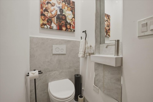647 Prior Street, Vancouver, BC - Indoor Photo Showing Bathroom
