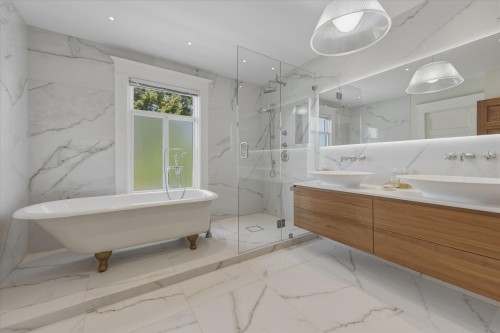 647 Prior Street, Vancouver, BC - Indoor Photo Showing Bathroom