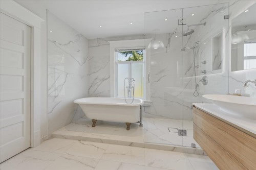 647 Prior Street, Vancouver, BC - Indoor Photo Showing Bathroom