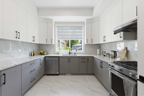 27107 River Road, Maple Ridge, BC - Indoor Photo Showing Kitchen With Upgraded Kitchen