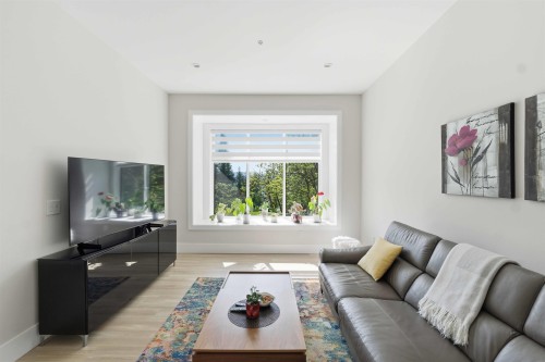 27107 River Road, Maple Ridge, BC - Indoor Photo Showing Living Room