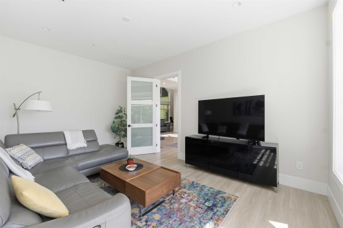 27107 River Road, Maple Ridge, BC - Indoor Photo Showing Living Room